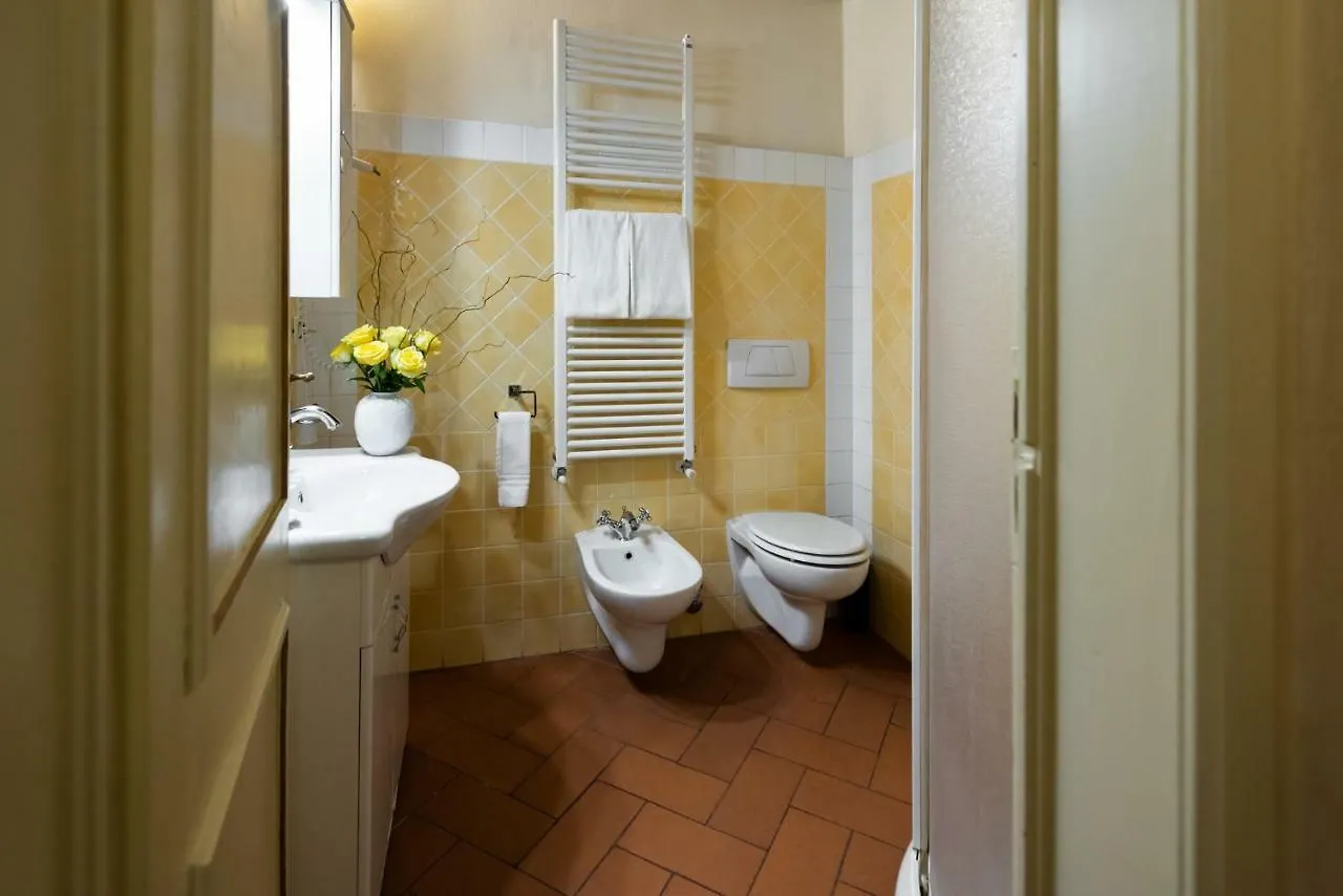 לוקה La Tosca Rooms & Studios איטליה