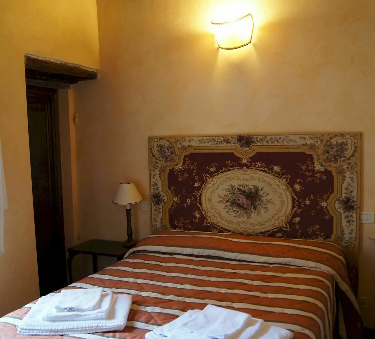 לוקה La Tosca Rooms & Studios איטליה